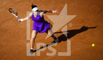 2022-05-10 - Bianca Andreescu of Canada in action against Emma Raducanu of Great Britain during the first round of the Internazionali BNL d'Italia 2022, Masters 1000 tennis tournament on May 10, 2022 at Foro Italico in Rome, Italy - INTERNAZIONALI BNL D'ITALIA 2022, MASTERS 1000 TENNIS TOURNAMENT - INTERNATIONALS - TENNIS
