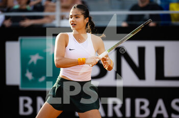 2022-05-10 - Emma Raducanu of Great Britain in action against Bianca Andreescu of Canada during the first round of the Internazionali BNL d'Italia 2022, Masters 1000 tennis tournament on May 10, 2022 at Foro Italico in Rome, Italy - INTERNAZIONALI BNL D'ITALIA 2022, MASTERS 1000 TENNIS TOURNAMENT - INTERNATIONALS - TENNIS