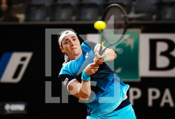 2022-05-10 - Ons Jabeur of Tunisia in action against Sorana Cirstea of Romania during the first round of the Internazionali BNL d'Italia 2022, Masters 1000 tennis tournament on May 10, 2022 at Foro Italico in Rome, Italy - INTERNAZIONALI BNL D'ITALIA 2022, MASTERS 1000 TENNIS TOURNAMENT - INTERNATIONALS - TENNIS