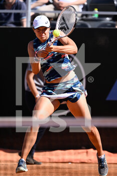 2022-05-13 - Iga Swiatek (POL) during the quarter finals against Bianca Andreescu (CAN) of the WTA Master 1000 Internazionali BNL D'Italia tournament at Foro Italico on May 13, 2022 - INTERNAZIONALI BNL D'ITALIA - WOMEN'S QUARTER-FINALS - SWIATEK VS ANDREESCU - INTERNATIONALS - TENNIS
