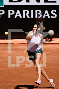 2022-05-13 - Arena Sabalenka (BLR) during the quarter finals against Amanda Anisimova (USA) of the WTA Master 1000 Internazionali BNL D'Italia tournament at Foro Italico on May 13, 2022 - INTERNAZIONALI BNL D'ITALIA - WOMEN'S QUARTER-FINALS - SABALENKA VS ANISIMOVA - INTERNATIONALS - TENNIS