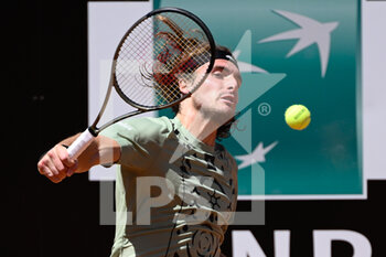 2022-05-13 - Stefanos Tsitsipas (GRE) during the quarter finals against Jannik Sinner (ITA) of the ATP Master 1000 Internazionali BNL D'Italia tournament at Foro Italico on May 13, 2022 - INTERNAZIONALI BNL D'ITALIA - MEN'S QUARTER-FINALS - SINNER VS TSITSIPAS - INTERNATIONALS - TENNIS