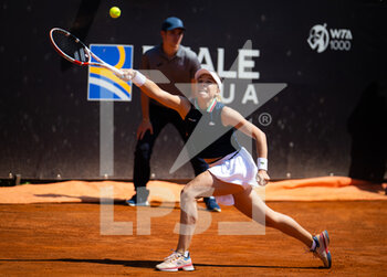 2022-05-11 - Anett Kontaveit of Estonia in action against Petra Martic of Croatia during the second round of the Internazionali BNL d'Italia 2022, Masters 1000 tennis tournament on May 11, 2022 at Foro Italico in Rome, Italy - INTERNAZIONALI BNL D'ITALIA 2022, MASTERS 1000 TENNIS TOURNAMENT - INTERNATIONALS - TENNIS