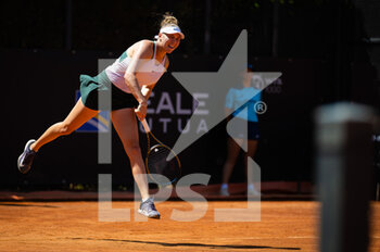 2022-05-11 - Amanda Anisimova of the United States in action against Belinda Bencic of Switzerland during the second round of the Internazionali BNL d'Italia 2022, Masters 1000 tennis tournament on May 11, 2022 at Foro Italico in Rome, Italy - INTERNAZIONALI BNL D'ITALIA 2022, MASTERS 1000 TENNIS TOURNAMENT - INTERNATIONALS - TENNIS