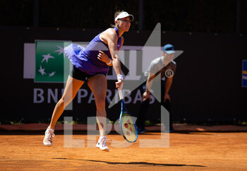 2022-05-11 - Belinda Bencic of Switzerland in action against Amanda Anisimova of the United States during the second round of the Internazionali BNL d'Italia 2022, Masters 1000 tennis tournament on May 11, 2022 at Foro Italico in Rome, Italy - INTERNAZIONALI BNL D'ITALIA 2022, MASTERS 1000 TENNIS TOURNAMENT - INTERNATIONALS - TENNIS