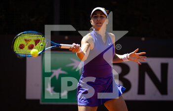2022-05-11 - Belinda Bencic of Switzerland in action against Amanda Anisimova of the United States during the second round of the Internazionali BNL d'Italia 2022, Masters 1000 tennis tournament on May 11, 2022 at Foro Italico in Rome, Italy - INTERNAZIONALI BNL D'ITALIA 2022, MASTERS 1000 TENNIS TOURNAMENT - INTERNATIONALS - TENNIS