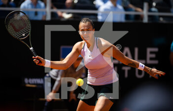 2022-05-11 - Aryna Sabalenka of Belarus in action against Zhang Shuai of China during the second round of the Internazionali BNL d'Italia 2022, Masters 1000 tennis tournament on May 11, 2022 at Foro Italico in Rome, Italy - INTERNAZIONALI BNL D'ITALIA 2022, MASTERS 1000 TENNIS TOURNAMENT - INTERNATIONALS - TENNIS
