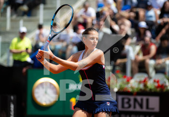 2022-05-11 - Karolina Pliskova of the Czech Republic in action against Jil Teichmann of Switzerland during the second round of the Internazionali BNL d'Italia 2022, Masters 1000 tennis tournament on May 11, 2022 at Foro Italico in Rome, Italy - INTERNAZIONALI BNL D'ITALIA 2022, MASTERS 1000 TENNIS TOURNAMENT - INTERNATIONALS - TENNIS