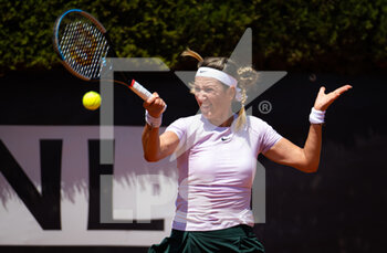 2022-05-11 - Victoria Azarenka of Belarus in action against Camila Osorio of Colombia during the second round of the Internazionali BNL d'Italia 2022, Masters 1000 tennis tournament on May 11, 2022 at Foro Italico in Rome, Italy - INTERNAZIONALI BNL D'ITALIA 2022, MASTERS 1000 TENNIS TOURNAMENT - INTERNATIONALS - TENNIS
