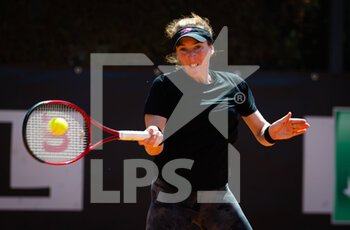 2022-05-11 - Madison Brengle of the United States in action against Cori Gauff of United States during the second round of the Internazionali BNL d'Italia 2022, Masters 1000 tennis tournament on May 11, 2022 at Foro Italico in Rome, Italy - INTERNAZIONALI BNL D'ITALIA 2022, MASTERS 1000 TENNIS TOURNAMENT - INTERNATIONALS - TENNIS
