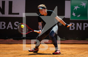 2022-05-11 - Madison Brengle of the United States in action against Cori Gauff of United States during the second round of the Internazionali BNL d'Italia 2022, Masters 1000 tennis tournament on May 11, 2022 at Foro Italico in Rome, Italy - INTERNAZIONALI BNL D'ITALIA 2022, MASTERS 1000 TENNIS TOURNAMENT - INTERNATIONALS - TENNIS