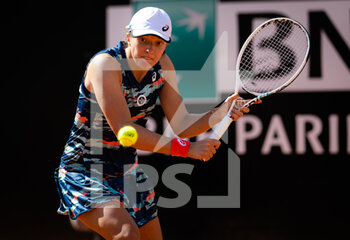 2022-05-11 - Iga Swiatek of Poland in action against Elena-Gabriela Ruse of Romania during the second round of the Internazionali BNL d'Italia 2022, Masters 1000 tennis tournament on May 11, 2022 at Foro Italico in Rome, Italy - INTERNAZIONALI BNL D'ITALIA 2022, MASTERS 1000 TENNIS TOURNAMENT - INTERNATIONALS - TENNIS