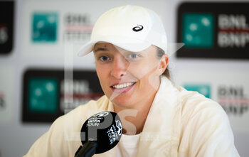2022-05-11 - Iga Swiatek of Poland talks to the media after the second round of the Internazionali BNL d'Italia 2022, Masters 1000 tennis tournament on May 11, 2022 at Foro Italico in Rome, Italy - INTERNAZIONALI BNL D'ITALIA 2022, MASTERS 1000 TENNIS TOURNAMENT - INTERNATIONALS - TENNIS