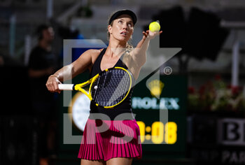 2022-05-11 - Danielle Collins of the United States in action against Simona Halep of Romania during the Internazionali BNL d'Italia 2022, Masters 1000 tennis tournament on May 11, 2022 at Foro Italico in Rome, Italy - INTERNAZIONALI BNL D'ITALIA 2022, MASTERS 1000 TENNIS TOURNAMENT - INTERNATIONALS - TENNIS