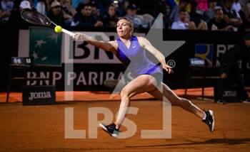 2022-05-11 - Simona Halep of Romania in action against Danielle Collins of the United States during the Internazionali BNL d'Italia 2022, Masters 1000 tennis tournament on May 11, 2022 at Foro Italico in Rome, Italy - INTERNAZIONALI BNL D'ITALIA 2022, MASTERS 1000 TENNIS TOURNAMENT - INTERNATIONALS - TENNIS