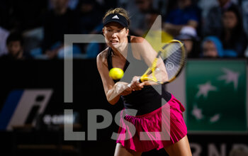 2022-05-11 - Danielle Collins of the United States in action against Simona Halep of Romania during the Internazionali BNL d'Italia 2022, Masters 1000 tennis tournament on May 11, 2022 at Foro Italico in Rome, Italy - INTERNAZIONALI BNL D'ITALIA 2022, MASTERS 1000 TENNIS TOURNAMENT - INTERNATIONALS - TENNIS
