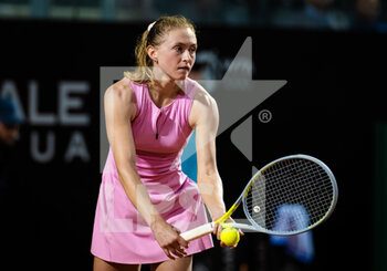 2022-05-11 - Aliaksandra Sasnovich of Belarus in action against Paula Badosa of Spain during the Internazionali BNL d'Italia 2022, Masters 1000 tennis tournament on May 11, 2022 at Foro Italico in Rome, Italy - INTERNAZIONALI BNL D'ITALIA 2022, MASTERS 1000 TENNIS TOURNAMENT - INTERNATIONALS - TENNIS