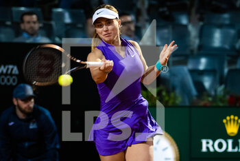 2022-05-11 - Paula Badosa of Spain in action against Aliaksandra Sasnovich of Belarus during the Internazionali BNL d'Italia 2022, Masters 1000 tennis tournament on May 11, 2022 at Foro Italico in Rome, Italy - INTERNAZIONALI BNL D'ITALIA 2022, MASTERS 1000 TENNIS TOURNAMENT - INTERNATIONALS - TENNIS