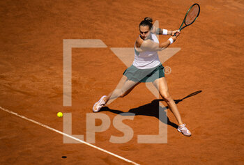 2022-05-12 - Aryna Sabalenka of Belarus in action against Jessica Pegula of the United States during the third round of the Internazionali BNL d'Italia 2022, Masters 1000 tennis tournament on May 12, 2022 at Foro Italico in Rome, Italy - INTERNAZIONALI BNL D'ITALIA 2022, MASTERS 1000 TENNIS TOURNAMENT - INTERNATIONALS - TENNIS