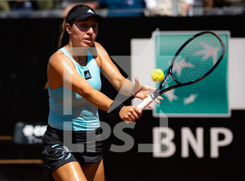 2022-05-12 - Jessica Pegula of the United States in action against Aryna Sabalenka of Belarus during the third round of the Internazionali BNL d'Italia 2022, Masters 1000 tennis tournament on May 12, 2022 at Foro Italico in Rome, Italy - INTERNAZIONALI BNL D'ITALIA 2022, MASTERS 1000 TENNIS TOURNAMENT - INTERNATIONALS - TENNIS