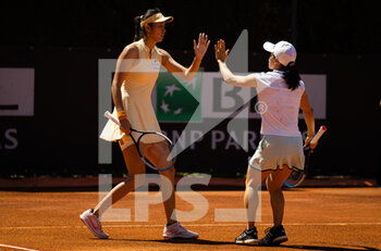 2022-05-12 - Hao-Ching Chan of Chinese Taipeh & Shuko Aoyama of Japan playing doubles at the Internazionali BNL d'Italia 2022, Masters 1000 tennis tournament on May 12, 2022 at Foro Italico in Rome, Italy - INTERNAZIONALI BNL D'ITALIA 2022, MASTERS 1000 TENNIS TOURNAMENT - INTERNATIONALS - TENNIS