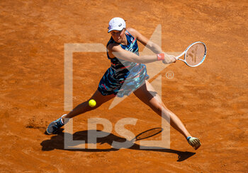 2022-05-12 - Iga Swiatek of Poland in action against Victoria Azarenka of Belarus during the third round of the Internazionali BNL d'Italia 2022, Masters 1000 tennis tournament on May 12, 2022 at Foro Italico in Rome, Italy - INTERNAZIONALI BNL D'ITALIA 2022, MASTERS 1000 TENNIS TOURNAMENT - INTERNATIONALS - TENNIS