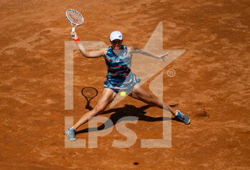 2022-05-12 - Iga Swiatek of Poland in action against Victoria Azarenka of Belarus during the third round of the Internazionali BNL d'Italia 2022, Masters 1000 tennis tournament on May 12, 2022 at Foro Italico in Rome, Italy - INTERNAZIONALI BNL D'ITALIA 2022, MASTERS 1000 TENNIS TOURNAMENT - INTERNATIONALS - TENNIS