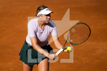 2022-05-12 - Amanda Anisimova of the United States in action against Danielle Collins of United States during the third round of the Internazionali BNL d'Italia 2022, Masters 1000 tennis tournament on May 12, 2022 at Foro Italico in Rome, Italy - INTERNAZIONALI BNL D'ITALIA 2022, MASTERS 1000 TENNIS TOURNAMENT - INTERNATIONALS - TENNIS