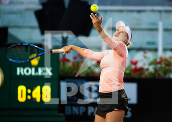 2022-05-12 - Yulia Putintseva of Kazakhstan in action against Ons Jabeur of Tunisia during the third round of the Internazionali BNL d'Italia 2022, Masters 1000 tennis tournament on May 12, 2022 at Foro Italico in Rome, Italy - INTERNAZIONALI BNL D'ITALIA 2022, MASTERS 1000 TENNIS TOURNAMENT - INTERNATIONALS - TENNIS