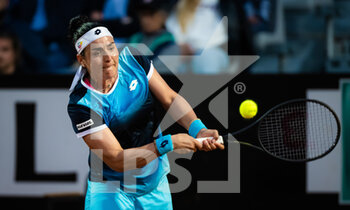 2022-05-12 - Ons Jabeur of Tunisia in action against Yulia Putintseva of Kazakhstan during the third round of the Internazionali BNL d'Italia 2022, Masters 1000 tennis tournament on May 12, 2022 at Foro Italico in Rome, Italy - INTERNAZIONALI BNL D'ITALIA 2022, MASTERS 1000 TENNIS TOURNAMENT - INTERNATIONALS - TENNIS