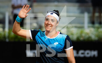 2022-05-12 - Ons Jabeur of Tunisia in action against Yulia Putintseva of Kazakhstan during the third round of the Internazionali BNL d'Italia 2022, Masters 1000 tennis tournament on May 12, 2022 at Foro Italico in Rome, Italy - INTERNAZIONALI BNL D'ITALIA 2022, MASTERS 1000 TENNIS TOURNAMENT - INTERNATIONALS - TENNIS