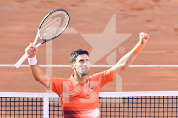 2022-05-15 - Novak Djokovic (SRB) during the final against Stefanos Tsitsipas (GRE) of the ATP Master 1000 Internazionali BNL D'Italia tournament at Foro Italico on May 15, 2022 - INTERNAZIONALI BNL D'IITALIA - MEN'S FINAL - DJOKOVIC VS TSITSIPAS - INTERNATIONALS - TENNIS