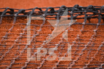 2022-05-16 - A ground staff member cleans a court during the Qualifying Day one of Roland-Garros 2022, French Open 2022, Grand Slam tennis tournament on May 16, 2022 at the Roland-Garros stadium in Paris, France - ROLAND-GARROS 2022, FRENCH OPEN 2022, GRAND SLAM TENNIS TOURNAMENT - INTERNATIONALS - TENNIS