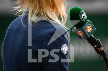 2022-05-16 - Microphone official of Roland Garros during the Qualifying Day one of Roland-Garros 2022, French Open 2022, Grand Slam tennis tournament on May 16, 2022 at the Roland-Garros stadium in Paris, France - ROLAND-GARROS 2022, FRENCH OPEN 2022, GRAND SLAM TENNIS TOURNAMENT - INTERNATIONALS - TENNIS