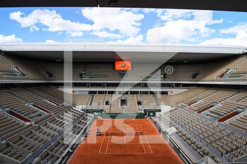 2022-05-16 - General view of Court Philippe Chatrier during the Qualifying Day one of Roland-Garros 2022, French Open 2022, Grand Slam tennis tournament on May 16, 2022 at the Roland-Garros stadium in Paris, France - ROLAND-GARROS 2022, FRENCH OPEN 2022, GRAND SLAM TENNIS TOURNAMENT - INTERNATIONALS - TENNIS