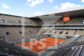 2022-05-16 - General view of Court Philippe Chatrier during the Qualifying Day one of Roland-Garros 2022, French Open 2022, Grand Slam tennis tournament on May 16, 2022 at the Roland-Garros stadium in Paris, France - ROLAND-GARROS 2022, FRENCH OPEN 2022, GRAND SLAM TENNIS TOURNAMENT - INTERNATIONALS - TENNIS