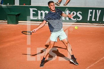 2022-05-16 - Sean CUENIN of France during the Qualifying Day one of Roland-Garros 2022, French Open 2022, Grand Slam tennis tournament on May 16, 2022 at the Roland-Garros stadium in Paris, France - ROLAND-GARROS 2022, FRENCH OPEN 2022, GRAND SLAM TENNIS TOURNAMENT - INTERNATIONALS - TENNIS