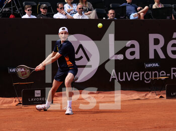 2022-05-16 - Ugo Humbert (FRA) in action against Gregoire Barrere (FRA) during the round of 32 at the Open Parc Auvergne-Rhone-Alpes Lyon 2022, ATP 250 Tennis tournament on May 16, 2022 at Parc de la Tete d'Or in Lyon, France - OPEN PARC AUVERGNE-RHONE-ALPES LYON 2022, ATP 250 TENNIS TOURNAMENT - INTERNATIONALS - TENNIS