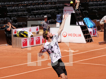 2022-05-16 - Oscar Otte (GER) in action against Lucas Pouille (FRA) during the round of 32 at the Open Parc Auvergne-Rhone-Alpes Lyon 2022, ATP 250 Tennis tournament on May 16, 2022 at Parc de la Tete d'Or in Lyon, France - OPEN PARC AUVERGNE-RHONE-ALPES LYON 2022, ATP 250 TENNIS TOURNAMENT - INTERNATIONALS - TENNIS