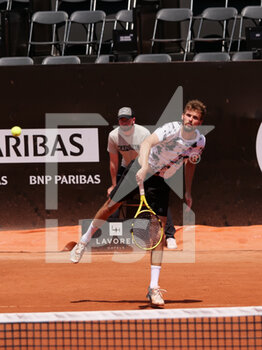 2022-05-16 - Oscar Otte (GER) in action against Lucas Pouille (FRA) during the round of 32 at the Open Parc Auvergne-Rhone-Alpes Lyon 2022, ATP 250 Tennis tournament on May 16, 2022 at Parc de la Tete d'Or in Lyon, France - OPEN PARC AUVERGNE-RHONE-ALPES LYON 2022, ATP 250 TENNIS TOURNAMENT - INTERNATIONALS - TENNIS