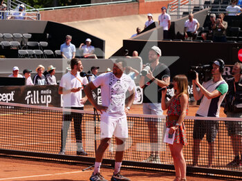 2022-05-16 - Tribute to Jo-Wilfried Tsonga (FRA) after his defeat against Alex Molcan (SK) during the round of 32 at the Open Parc Auvergne-Rhone-Alpes Lyon 2022, ATP 250 Tennis tournament on May 16, 2022 at Parc de la Tete d'Or in Lyon, France - OPEN PARC AUVERGNE-RHONE-ALPES LYON 2022, ATP 250 TENNIS TOURNAMENT - INTERNATIONALS - TENNIS