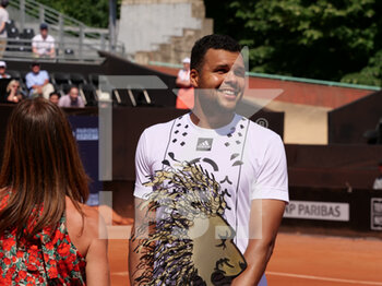 2022-05-16 - Tribute to Jo-Wilfried Tsonga (FRA) after his defeat against Alex Molcan (SK) during the round of 32 at the Open Parc Auvergne-Rhone-Alpes Lyon 2022, ATP 250 Tennis tournament on May 16, 2022 at Parc de la Tete d'Or in Lyon, France - OPEN PARC AUVERGNE-RHONE-ALPES LYON 2022, ATP 250 TENNIS TOURNAMENT - INTERNATIONALS - TENNIS