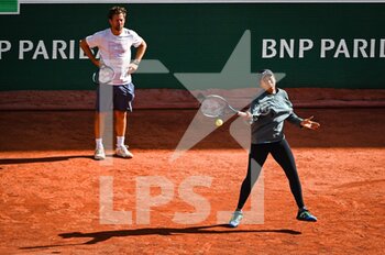 2022-05-17 - Noami OSAKA of Japan and his coah Wim FISSETTE during a training session of Roland-Garros 2022, French Open 2022, Grand Slam tennis tournament on May 17, 2022 at the Roland-Garros stadium in Paris, France - ROLAND-GARROS 2022, FRENCH OPEN 2022, GRAND SLAM TENNIS TOURNAMENT - INTERNATIONALS - TENNIS