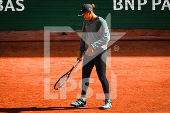 2022-05-17 - Noami OSAKA of Japan looks dejected during a training session of Roland-Garros 2022, French Open 2022, Grand Slam tennis tournament on May 17, 2022 at the Roland-Garros stadium in Paris, France - ROLAND-GARROS 2022, FRENCH OPEN 2022, GRAND SLAM TENNIS TOURNAMENT - INTERNATIONALS - TENNIS