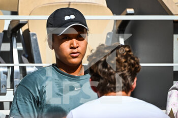 2022-05-17 - Noami OSAKA of Japan speaks with his coach during a training session of Roland-Garros 2022, French Open 2022, Grand Slam tennis tournament on May 17, 2022 at the Roland-Garros stadium in Paris, France - ROLAND-GARROS 2022, FRENCH OPEN 2022, GRAND SLAM TENNIS TOURNAMENT - INTERNATIONALS - TENNIS