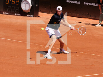 2022-05-17 - Manuel Guinard (FRA) in action against Hugo Gaston (FRA) during the round of 16 at the Open Parc Auvergne-Rhone-Alpes Lyon 2022, ATP 250 Tennis tournament on May 17, 2022 at Parc de la Tete d'Or in Lyon, France - OPEN PARC AUVERGNE-RHONE-ALPES LYON 2022, ATP 250 TENNIS TOURNAMENT - INTERNATIONALS - TENNIS