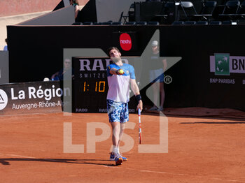 2022-05-17 - Cameron Norrie (GBR) in action against Francisco Cerundolo (ARG) during the round of 16 at the Open Parc Auvergne-Rhone-Alpes Lyon 2022, ATP 250 Tennis tournament on May 17, 2022 at Parc de la Tete d'Or in Lyon, France - OPEN PARC AUVERGNE-RHONE-ALPES LYON 2022, ATP 250 TENNIS TOURNAMENT - INTERNATIONALS - TENNIS