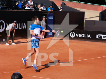 2022-05-17 - Cameron Norrie (GBR) in action against Francisco Cerundolo (ARG) during the round of 16 at the Open Parc Auvergne-Rhone-Alpes Lyon 2022, ATP 250 Tennis tournament on May 17, 2022 at Parc de la Tete d'Or in Lyon, France - OPEN PARC AUVERGNE-RHONE-ALPES LYON 2022, ATP 250 TENNIS TOURNAMENT - INTERNATIONALS - TENNIS