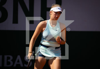 2022-05-18 - Linda Fruhvirtova of the Czech Republic in action against Viktoria Kuzmova of Croatia during the second qualifications round ahead of the Roland-Garros 2022, Grand Slam tennis tournament on May 18, 2022 at Roland-Garros stadium in Paris, France - ROLAND-GARROS 2022, FRENCH OPEN 2022, GRAND SLAM TENNIS TOURNAMEN - INTERNATIONALS - TENNIS