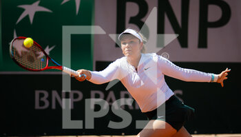 2022-05-18 - Donna Vekic of Croatia in action against Louisa Chirico of the United States during the second qualifications round ahead of the Roland-Garros 2022, Grand Slam tennis tournament on May 18, 2022 at Roland-Garros stadium in Paris, France - ROLAND-GARROS 2022, FRENCH OPEN 2022, GRAND SLAM TENNIS TOURNAMEN - INTERNATIONALS - TENNIS